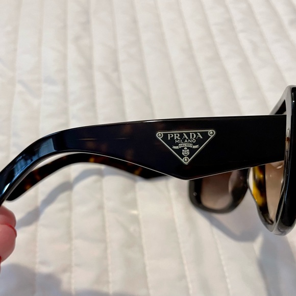 PRADA HERITAGE SUNGLASSES. WORN ONCE!!MOST WANTED STYLE❤️ - Picture 11 of 11